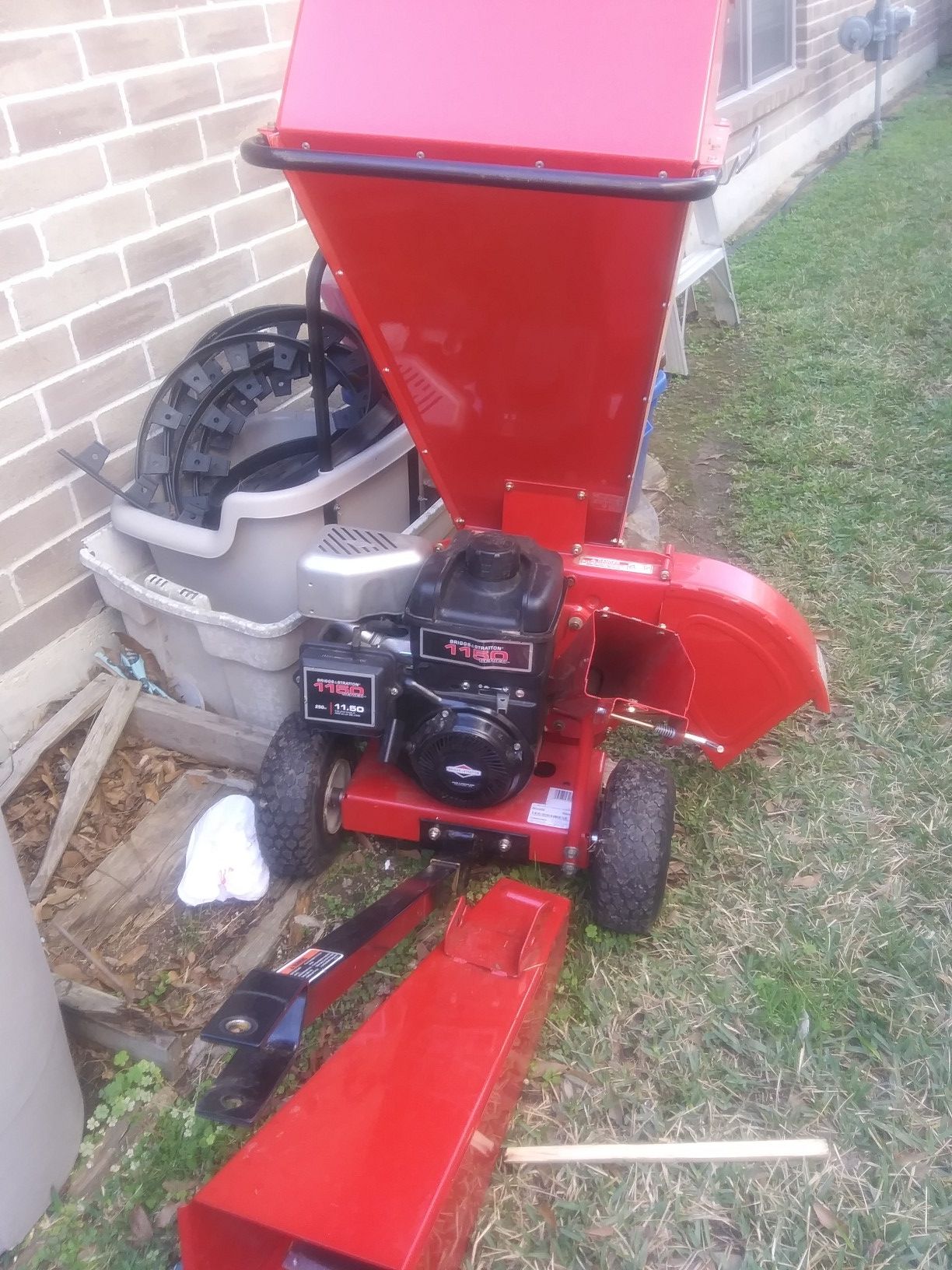 Briggs Stratton 1150 series wood chipper handyman special for Sale in