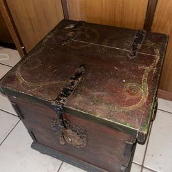 Wooden trunk / chest vintage