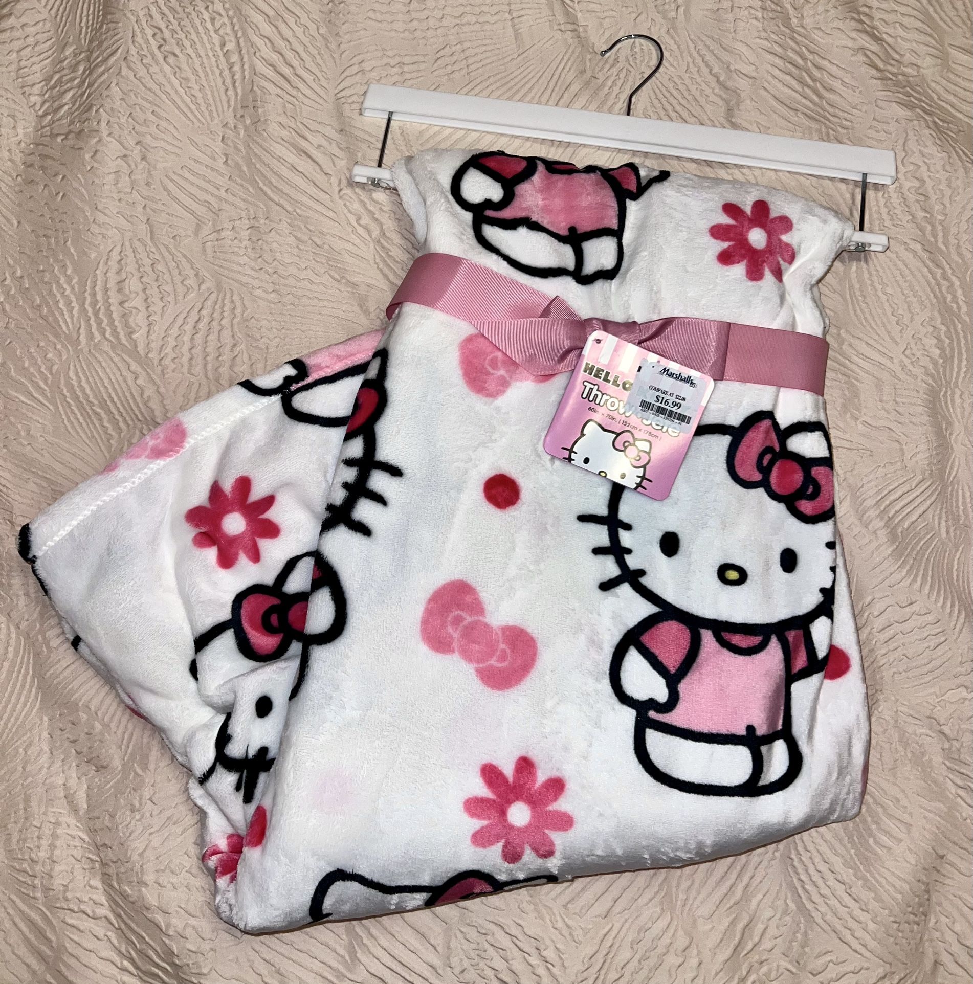 Hello Kitty Daisy Bow Blanket