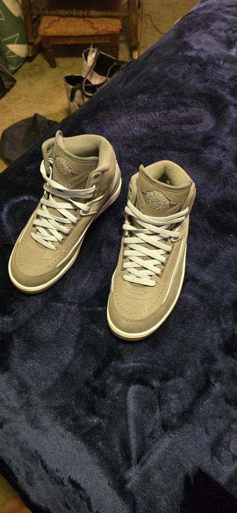 Woman's NIKES Size 7.5 BRAND NEW