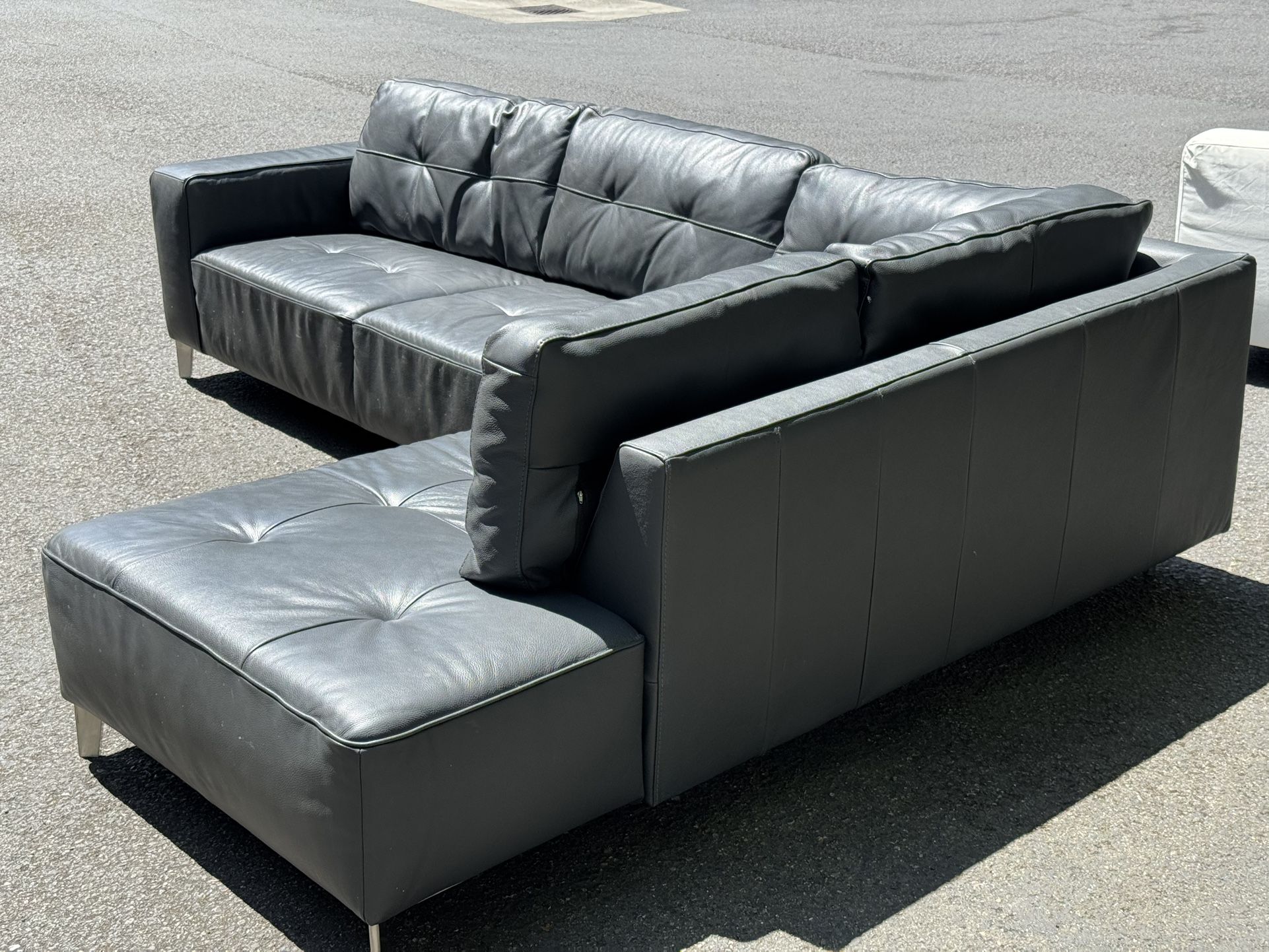 🛋️ Natuzzi Leather Sectional – Modern & Luxurious – Delivery Included