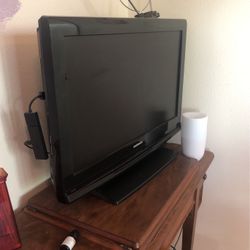 Tv With DVD player Built In has Netflix HBO Etc Apps 