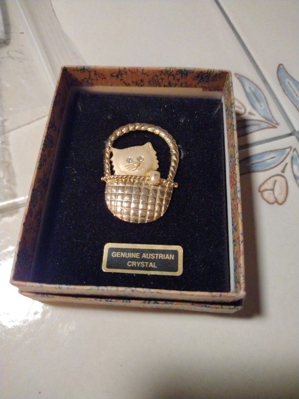 Adorable Vtg Cat Brooch/ Crystals 