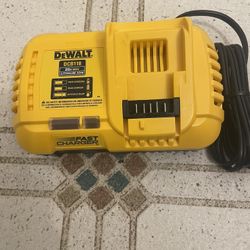 DEWALT FAST CHARGER   DCB118 20V