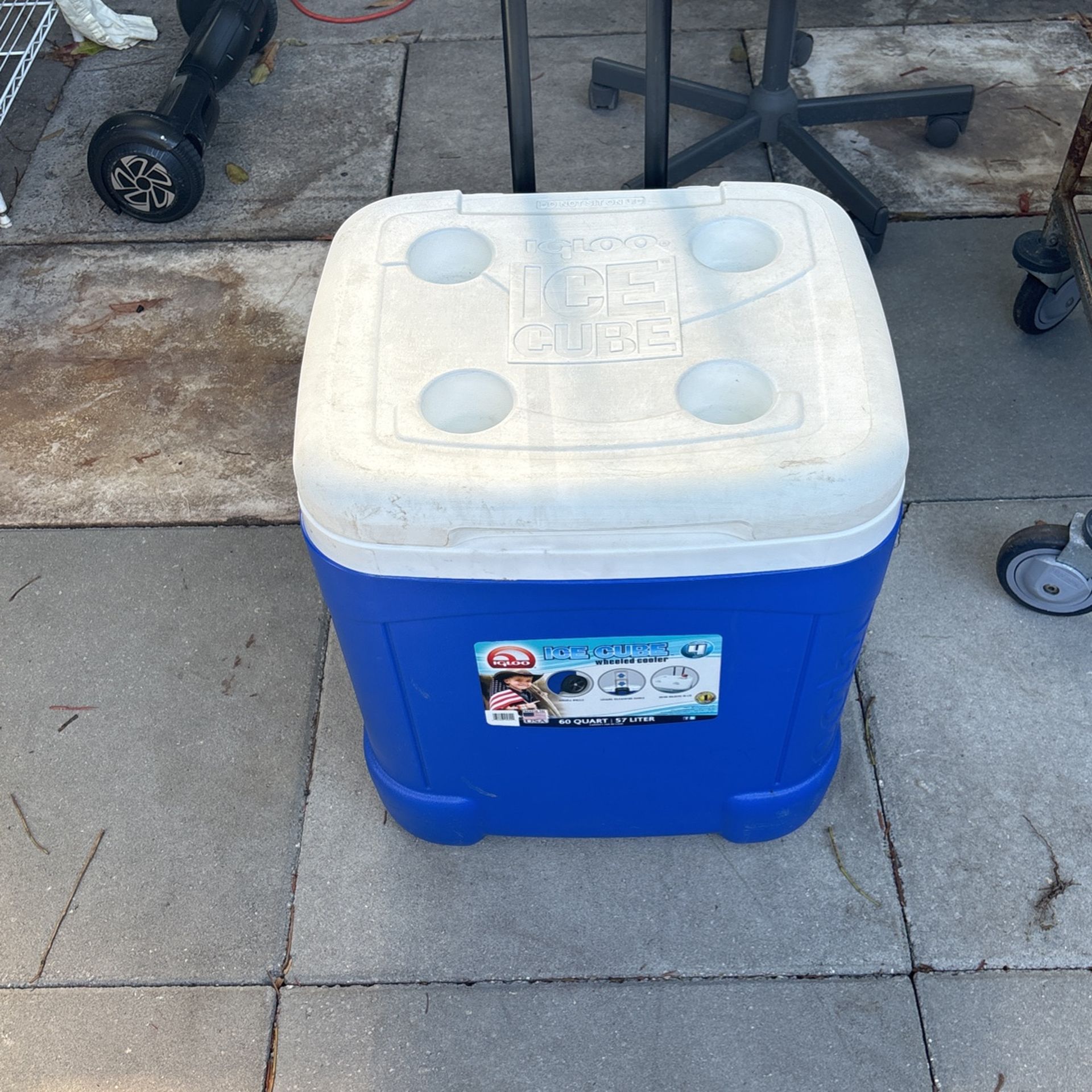 Igloo wheeled cooler