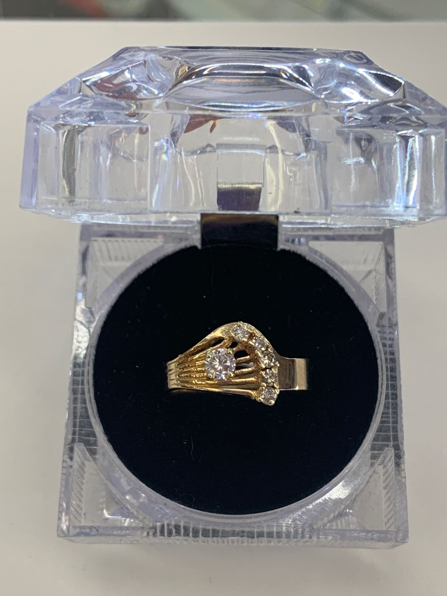 5.3 g. 10 kt Lds ring w/1-20Pt &5-5 pts aprox