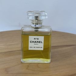 CHANEL No 19 Eau De Parfum Spray 1.7 Fl oz / 50 ml. 