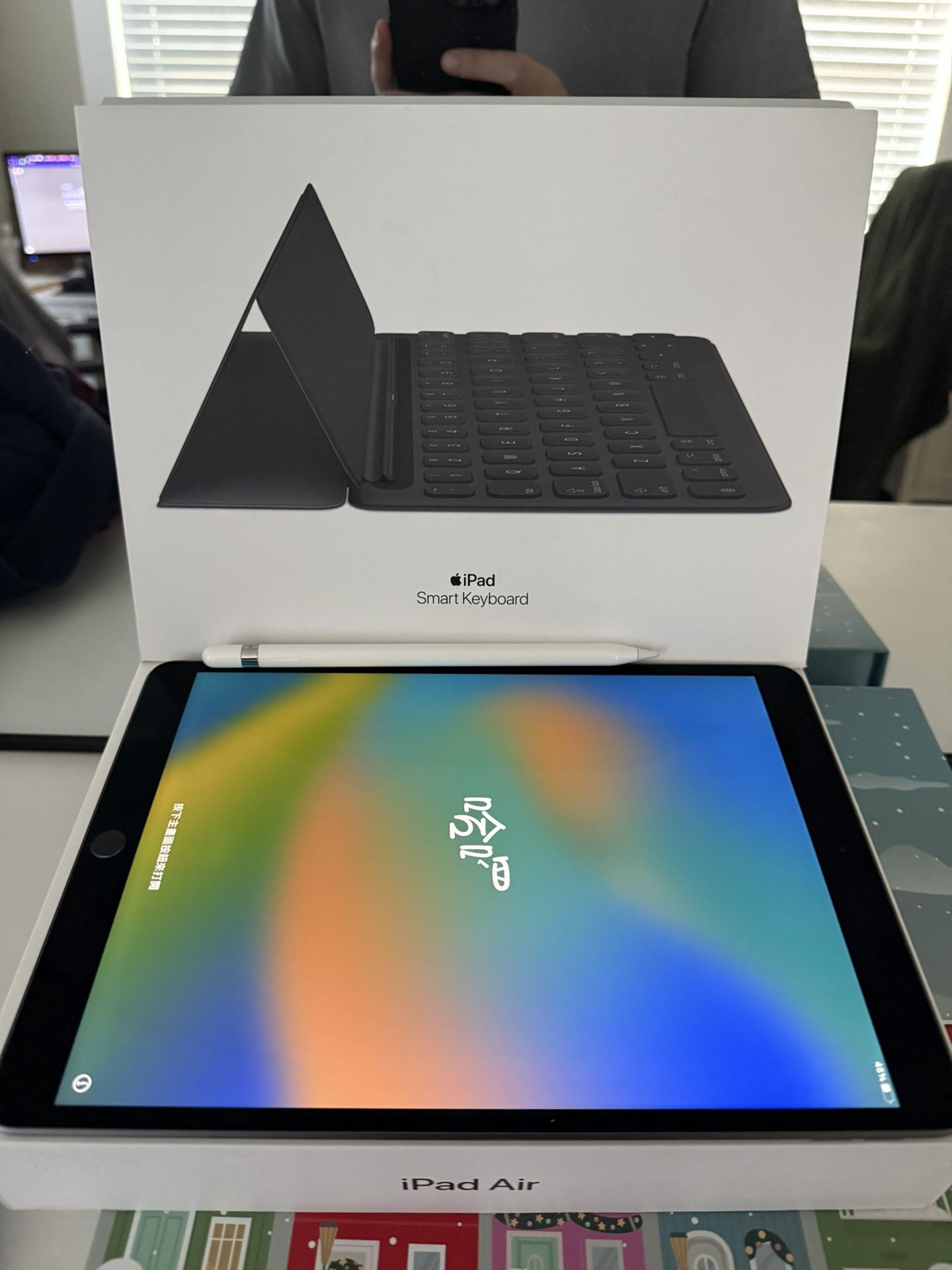 3rd Gen Apple iPad Air 256 GB/Apple Pencil/Smart Keyboard/Silicone Case BUNDLE