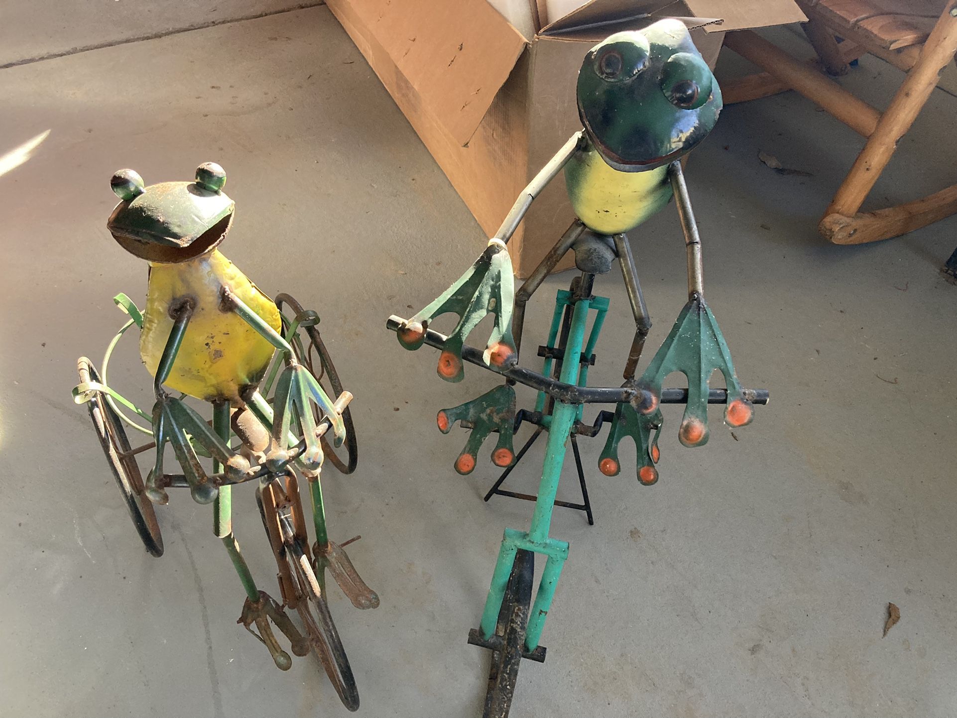 Metal Frog Plant Holder 