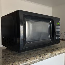 700W Compact Microwave 