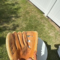 Mizuno Baseball Glove Leather. For Right Hand.