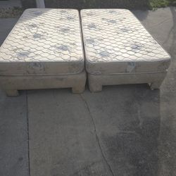 2 Twin Beds Clear Water Mattress. 