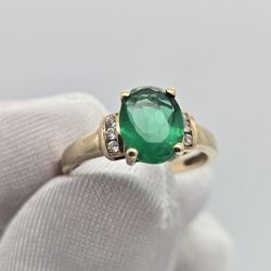 BIRTHSTONE RING 10 K. GREEN OVAL STONE