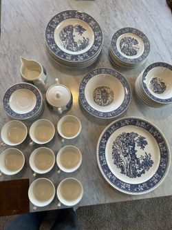 8 Piece Dish Set!! Fantastic Condition!!
