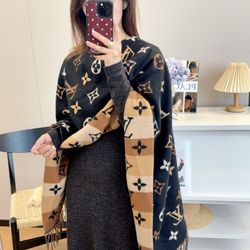 Reselling the Christmas gifts from yesterday （LV  Scarf ）