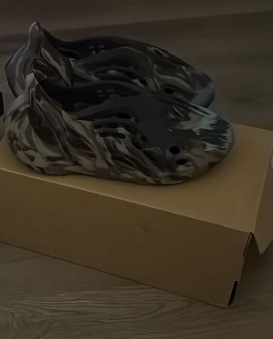 yeezy foam runners Size 10