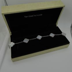 5 Motif 18k White Gold “Mother of-Pearl”