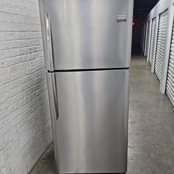 Frigidaire Refrigerator 30 69 31with Ice Maker Like New 
