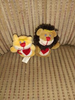 2003 Starbucks Finger puppets series #13 magnetic Kissing lion And lioness  #1,#2 of 2