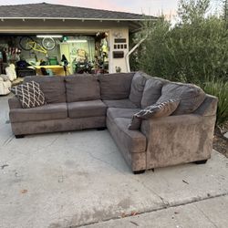 2pc Sectional Couch FREE OC DELIVERY 