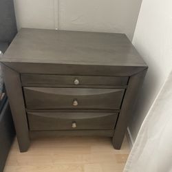 Queen Bed Set (includes mattress )