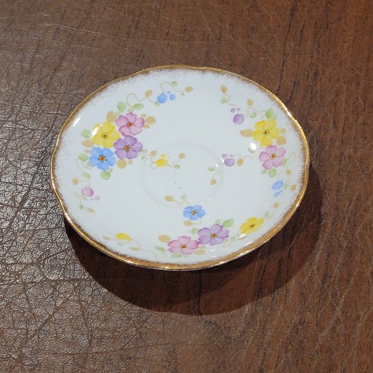 Vintage Royal Standard Saucer Floral Design Gold Trim Fine Bone China
England. Pre-owned, good shape