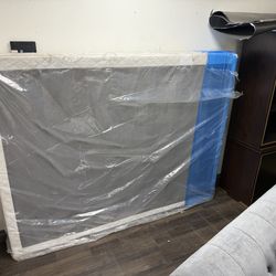 Used box spring Queen ome slat broke but in great shape