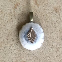 🍂 Pretty pendant with gold tone leaf on vintage off white button (made from bone?)