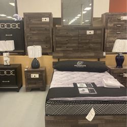 New Queen Bedroom Group 