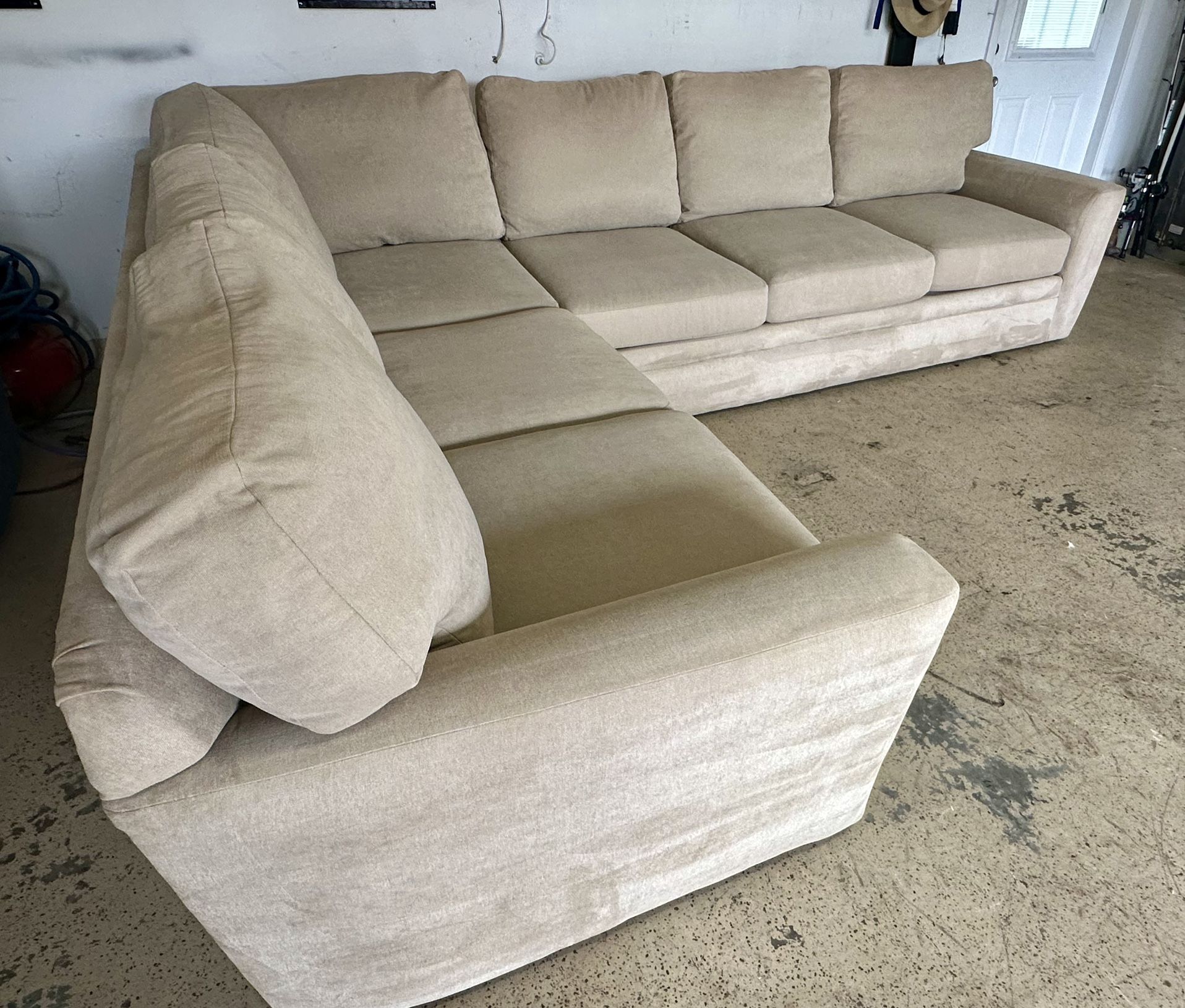 MACYS SECTIONAL COUCH (free delivery)