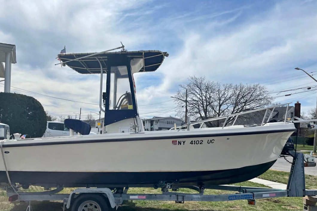 🚨Price Reduction 🚨 ⚓️Fisherman Dream 🛟 * Classic 1990 Mako 20’ Center Console * In water ready for seatrail That is in excellent condition b