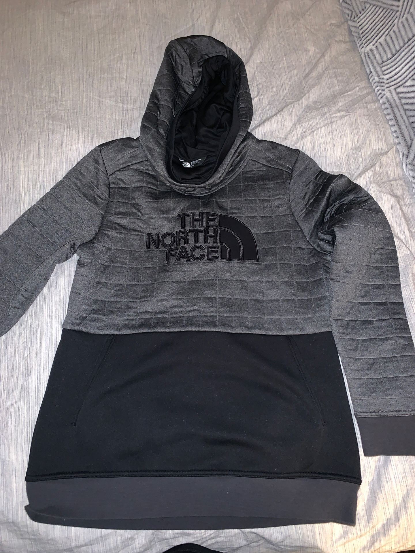 Woman’s medium North Face sweater hoodie