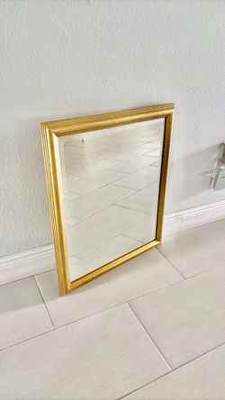 Wall decorate mirror size 23”x 27” frame color gold