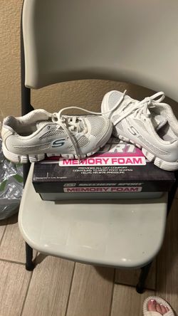 Tennis shoes