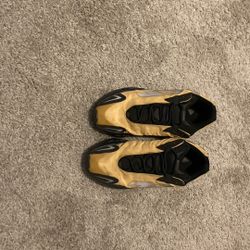 Yeezy boost MNVN 700