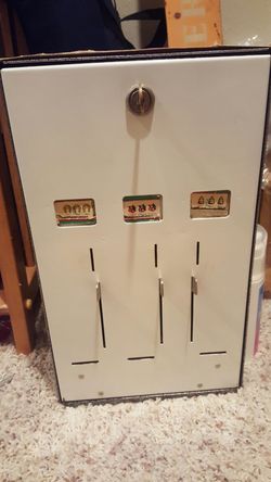 Vintage Quarter pull tab machine w/pull tabs