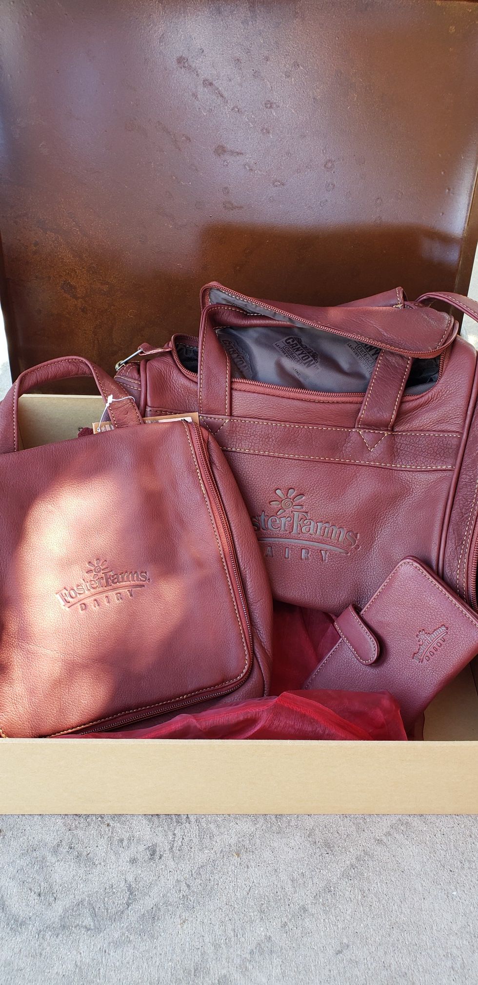 Foster Farms Leather bag set