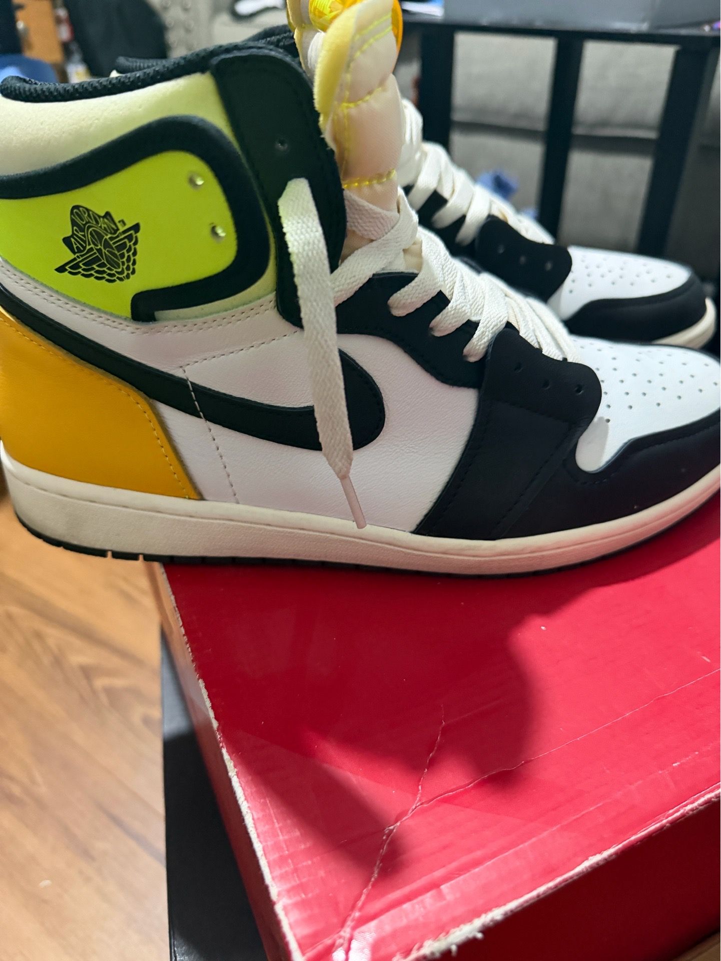 Jordan 1 retro volt gold
