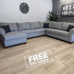 *Like New* Bob's Furniture Light Gray 4 Piece sectional sofa with Left Facing Chaise + Free Delivery 🚚