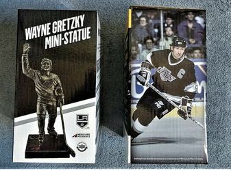 Wayne Gretzky Mini Statue