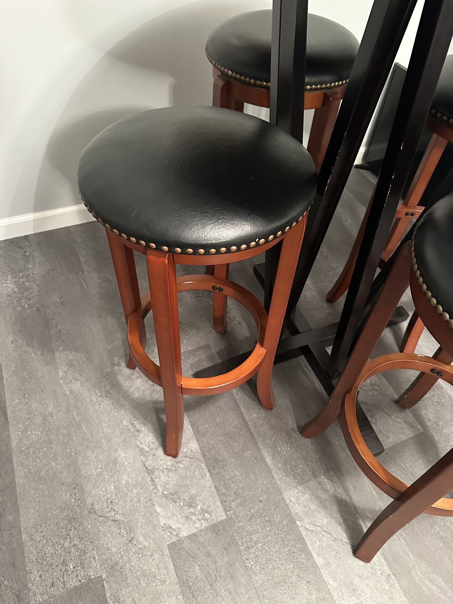 Cocktail Pub Table With 5 Swivel Barstools 