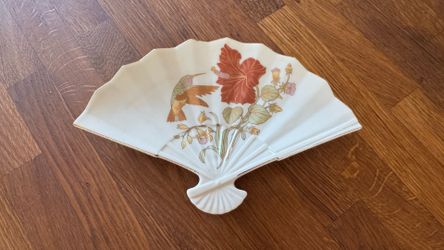 Vintage Fan-Shaped Dish hummingbird with hibiscus flower