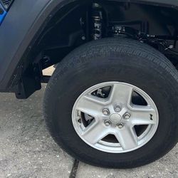 4 Really Nice Jeep 5/5 17" Wheels w/tires