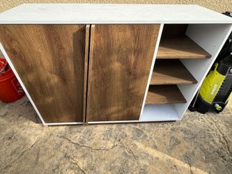 16-Pair Shoe Storage Cabinet – Modern, Space-Saving, Excellent Condition
