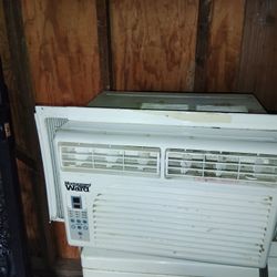 Window Unit Air Conditioner 