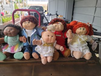 Cabbage patch dolls with closet with clothes and accessaries
