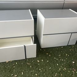 2 Nightstands