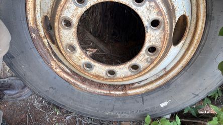 Tire on rim for 18 wheeler size is. 295 R 22.5 in good shape $100