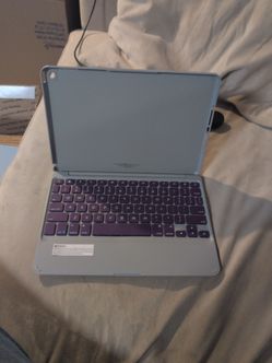ZAGG Folio Bluetooth Keyboard Case designed specifically for the Apple iPad. This particular ultra-slim keyboard case features a hinged design, island
