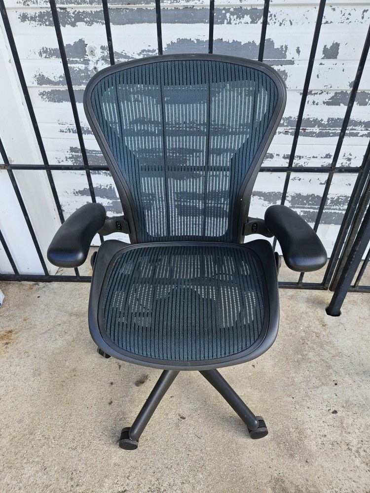 HERMAN MILLER AERON CHAIR SZ B